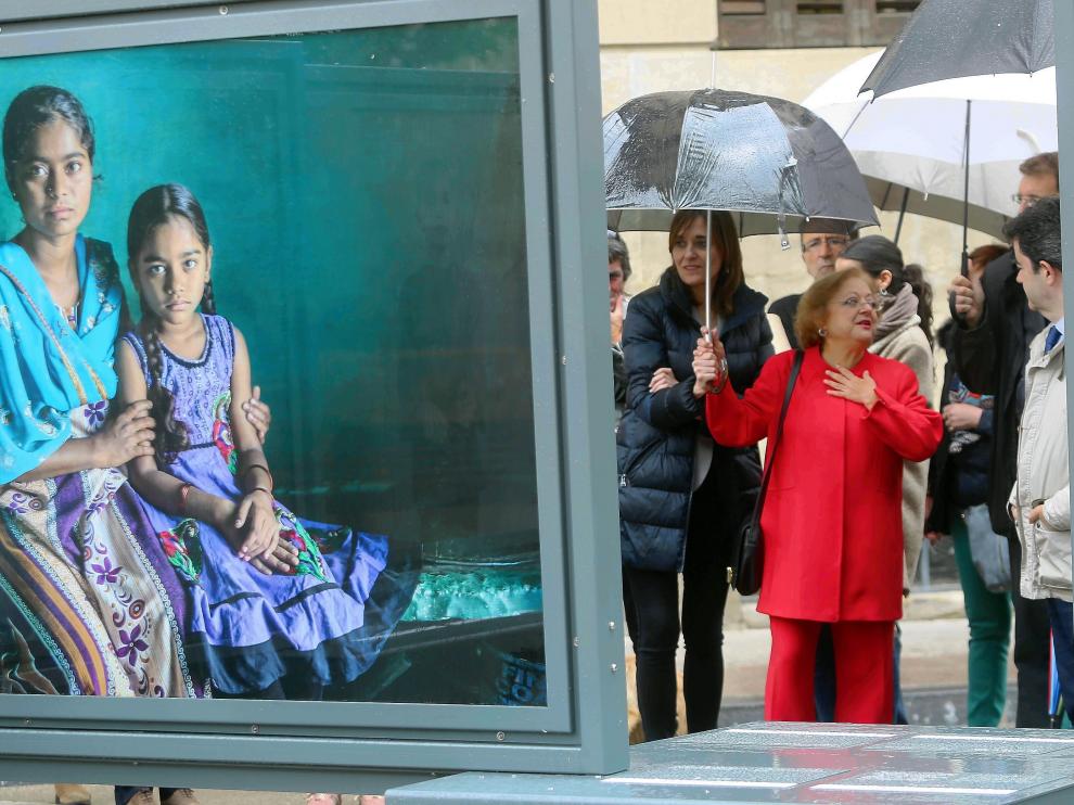 García Rodero, de rojo, ha hecho una visita guiada a la exposición, que se podrá ver hasta el 12 de junio.
