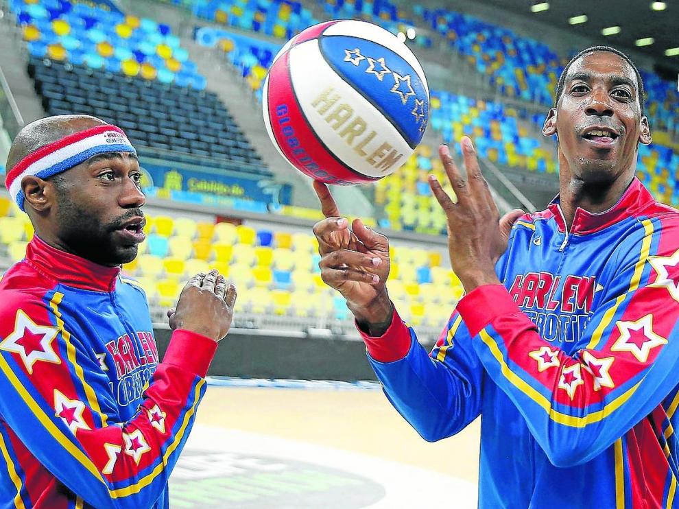 Los jugadores de los Harlem Globetrotters Hi Lite –izquierda– y Firefly, protagonistas esta tarde en Zaragoza.