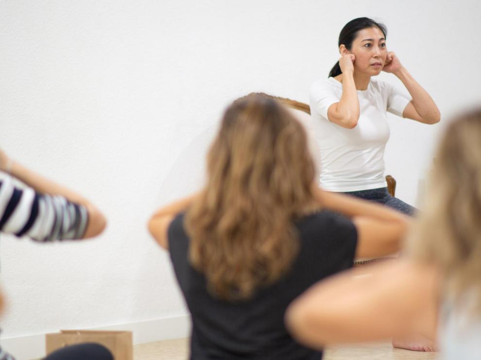 Una sesión de yoga facial