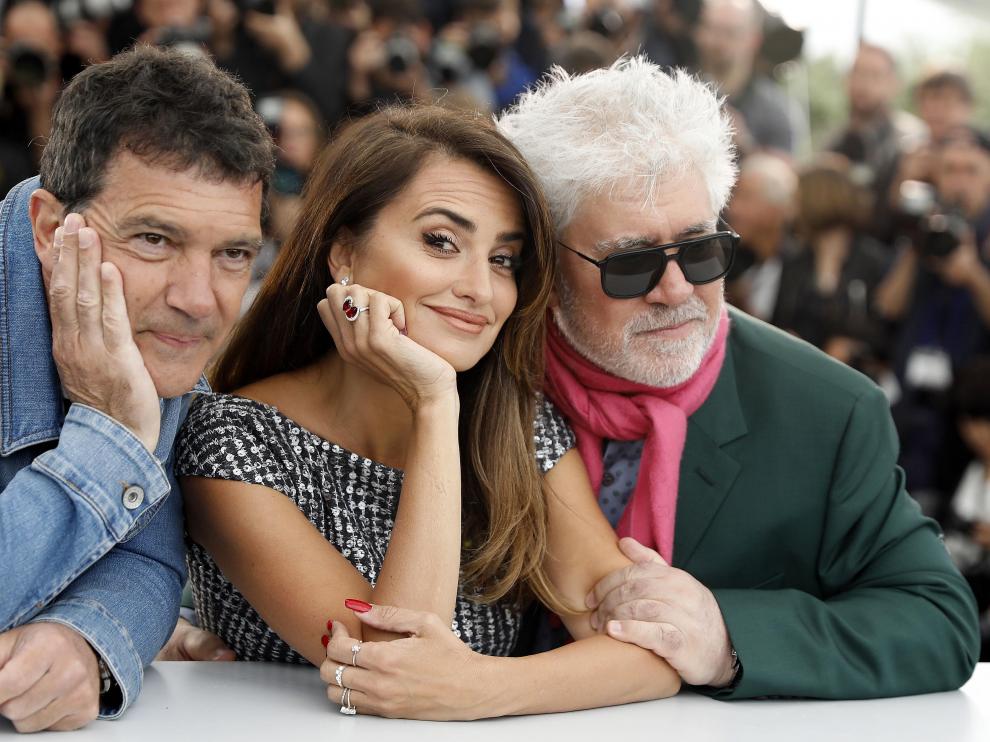 Cannes (France), 18/05/2019.- (L-R) Spanish actor Antonio Banderas, Spanish actress Penelope Cruz and Spanish director Pedro Almodovar pose during the photocall for 'Dolor y Gloria' (Pain and Glory) at the 72nd annual Cannes Film Festival, in Cannes, France, 18 May 2019. The movie is presented in the Official Competition of the festival which runs from 14 to 25 May. (Cine, Francia) EFE/EPA/SEBASTIEN NOGIER Dolor y Gloria Photocall - 72nd Cannes Film Festival