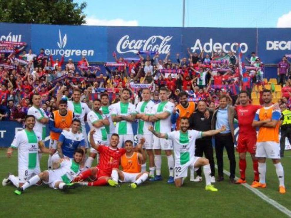 Los jugadores del Extremadura posan con su afición al fondo tras ganar 0-1 este sábado en el campo de Santo Domingo de Alcorcón.