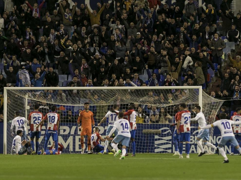 Momento en el que Papunashvili anota el 2-2 en la portería del Sporting a falta de 25 minutos, crucial para la remontada final hasta el 4-2.