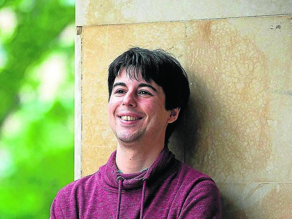 No deja de sonreír el doctor Julio Gracia.