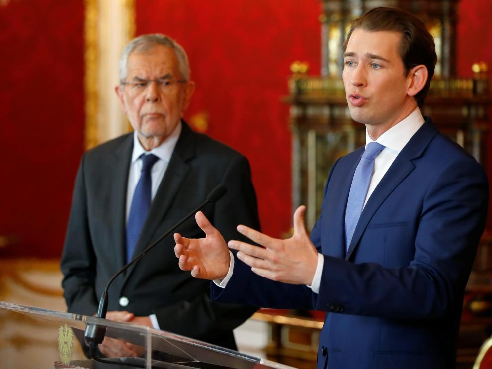 El presidente de Austria, Alexander Van der Bellen, y el canciller federal, Sebastian Kurz, este domingo en una rueda de prensa.