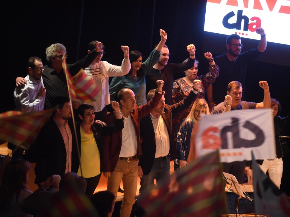 Los candidatos de CHA a las alcaldías aragonesas y al Gobierno autonómico, coreando "Canto a la libertad" de Labordeta, al finalizar el mitin