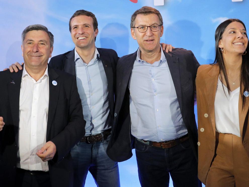 Pablo Casado (segundo por la izquierda), este domingo en La Coruña.