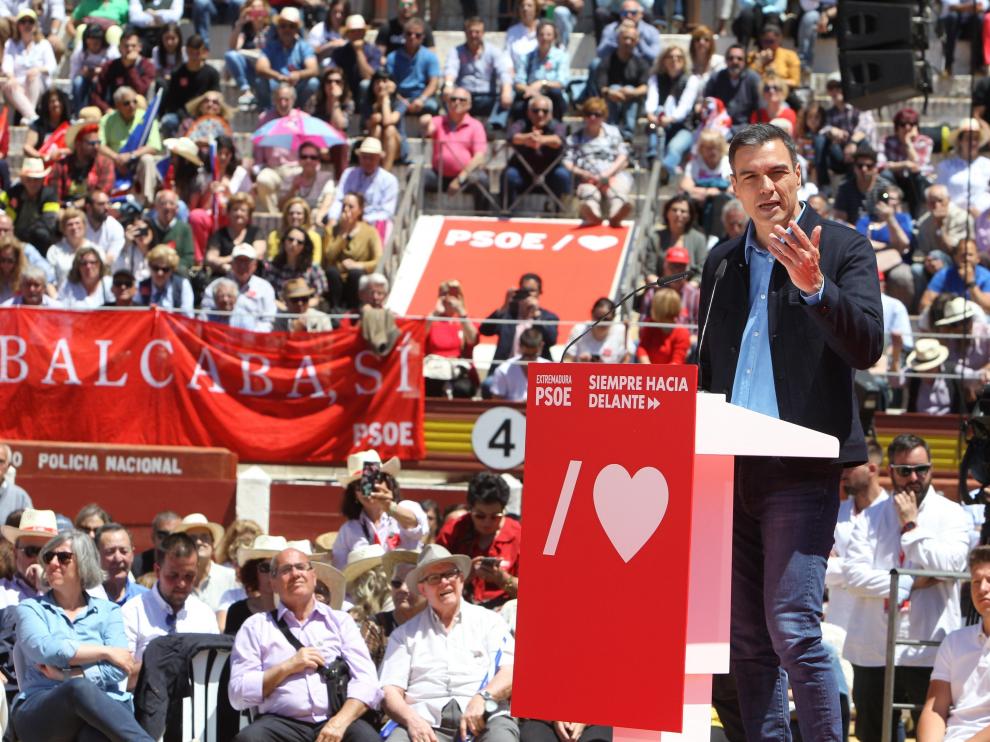 Pedro Sánchez, este domingo en un acto de campaña en Mérida.