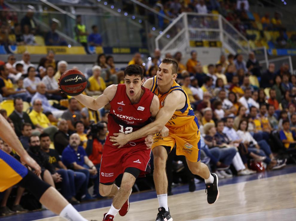 Carlos Alocén, base del Tecnyconta, se marcha de Radocevic en el partido de este domingo.