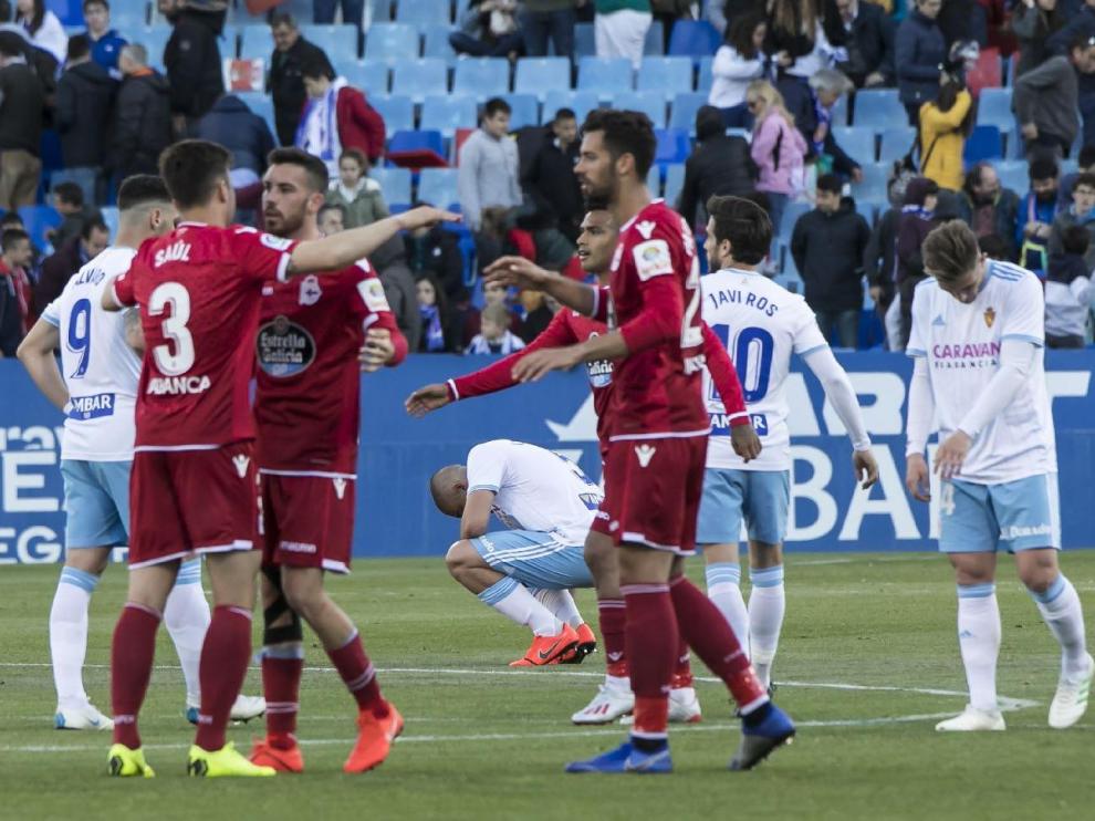 Noche del sábado, 4 de mayo. Desolación y máxima preocupación en los jugadores y aficionados del Real Zaragoza tras concluir el partido ante el Deportivo de La Coruña en La Romareda con derrota por 0-1.