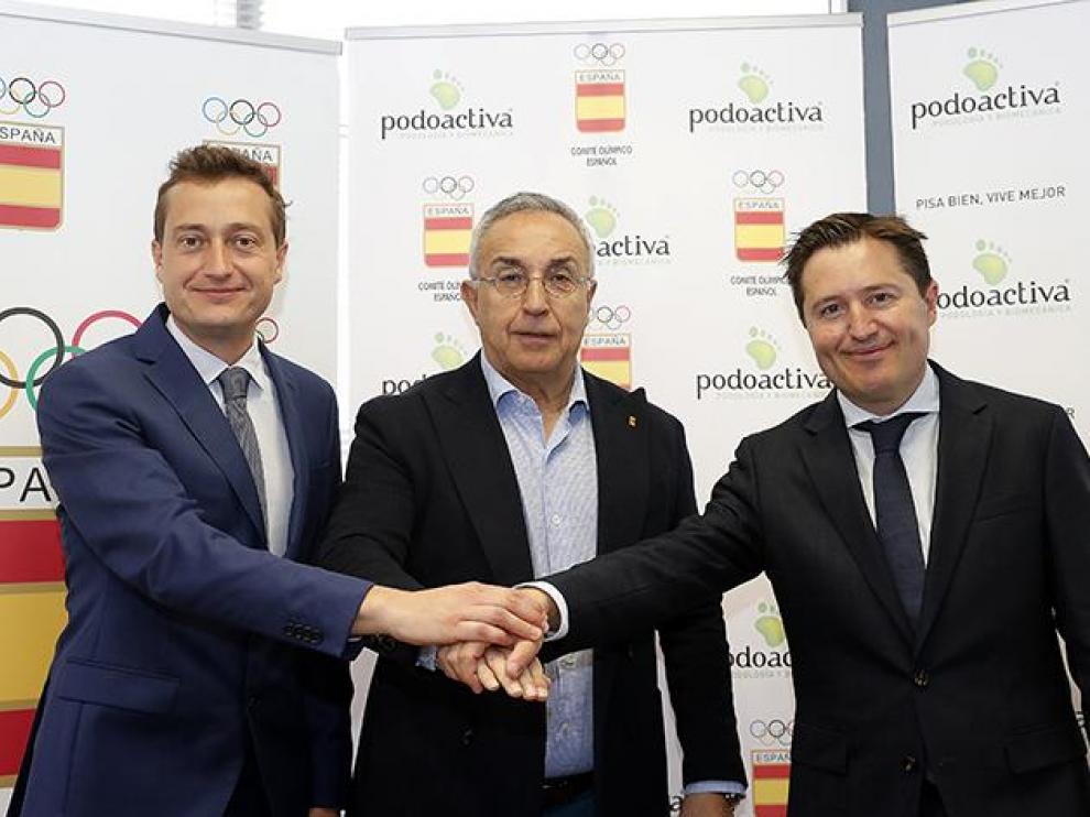 El presidente del Comité Olímpico Español, Alejandro Blanco, ha sellado el acuerdo de colaboración con el director general de Podoactiva, Víctor Alfaro, y el director técnico de la empresa, Javier Alfaro.