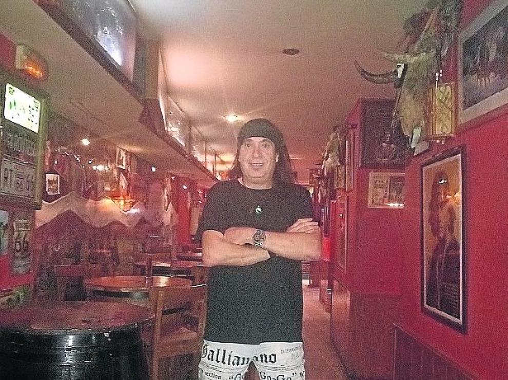 A Jesús solo le gusta cortar cafés
con leche templada. Para malos rollos de cortar cabelleras y tal, no cuenten con este proselitista de la cultura sioux.