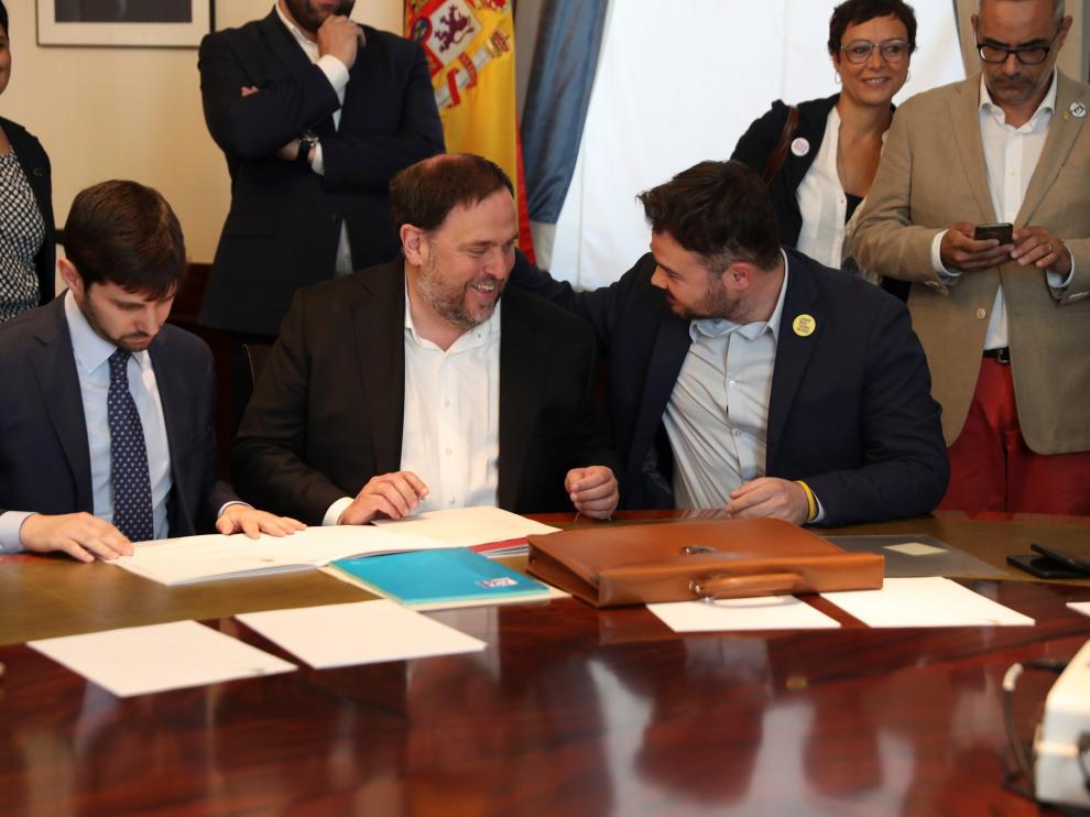 Junqueras dialoga con Rufián en el Congreso