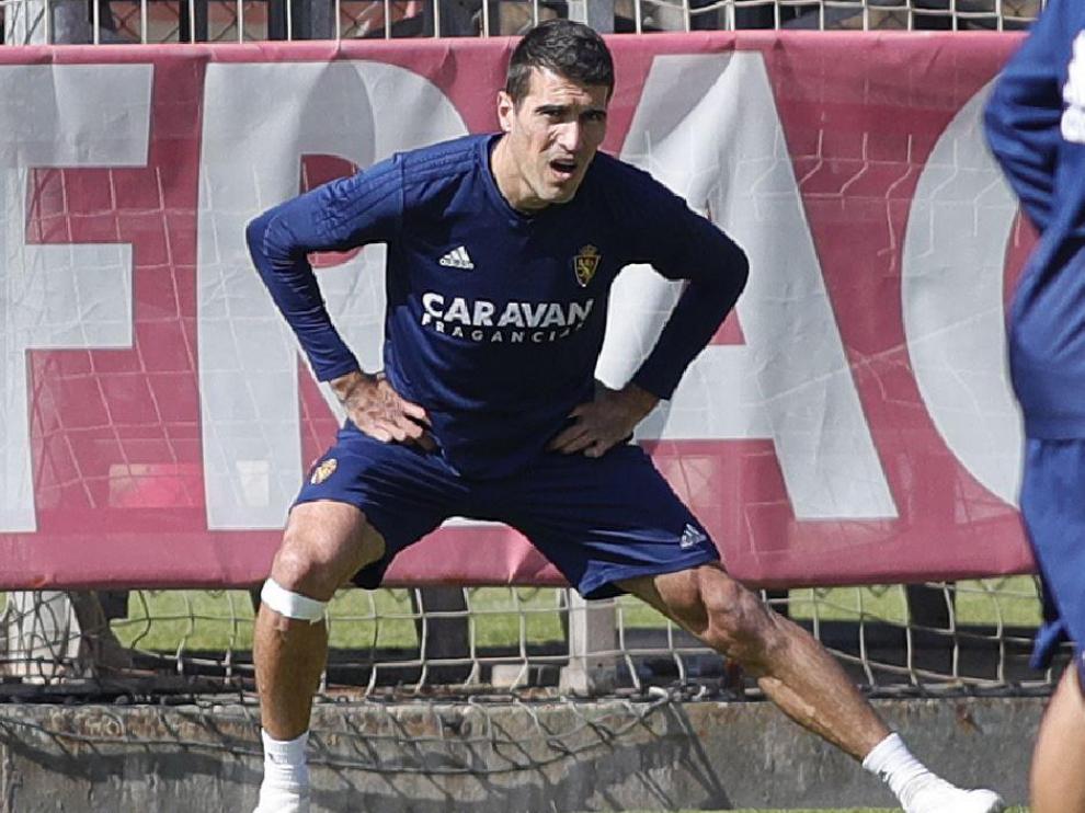Alberto Zapater, en un entrenamiento reciente, donde mostraba una cinta estabilizadora en la rodilla derecha, algo habitual en los últimos meses desde que el tendón rotuliano empezó a generarle molestias cada vez más serias.