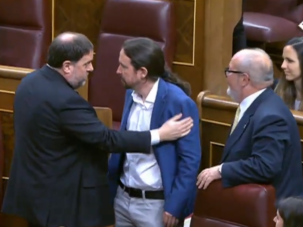 Junqueras saluda a Iglesias en el Congreso