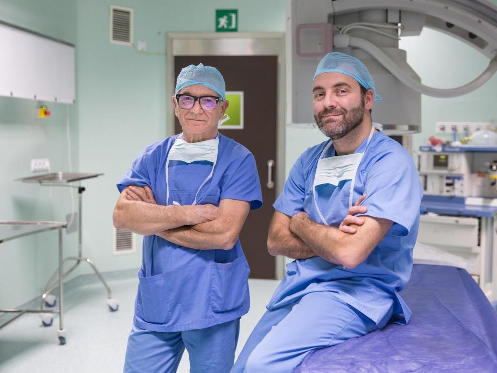 Los doctores Carlos Rioja y Jorge Rioja, urólogos en el hospital Viamed Montecanal.