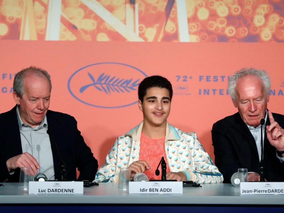 Los hermanos Dardenne con el joven actor belga, Idir Ben Addi.