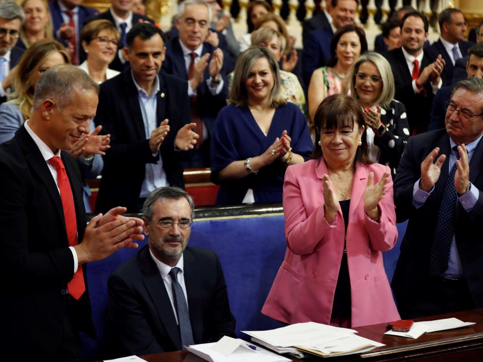 Manuel Cruz es aplaudido tras ser elegido senador.