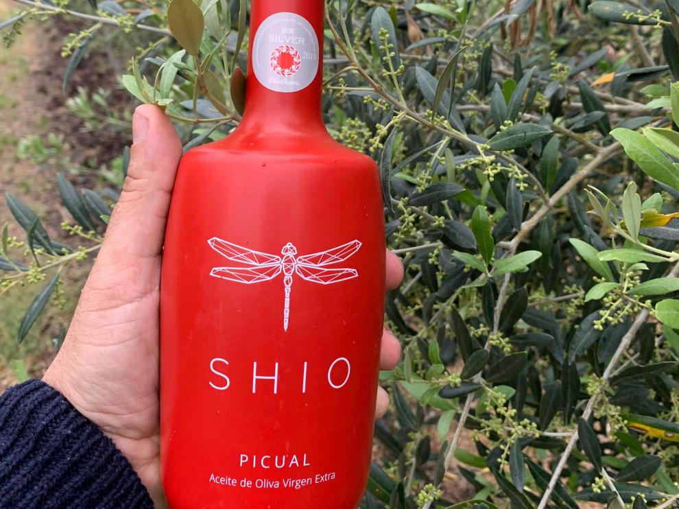Botella de aceite de oliva virgen extra Shio Picual.