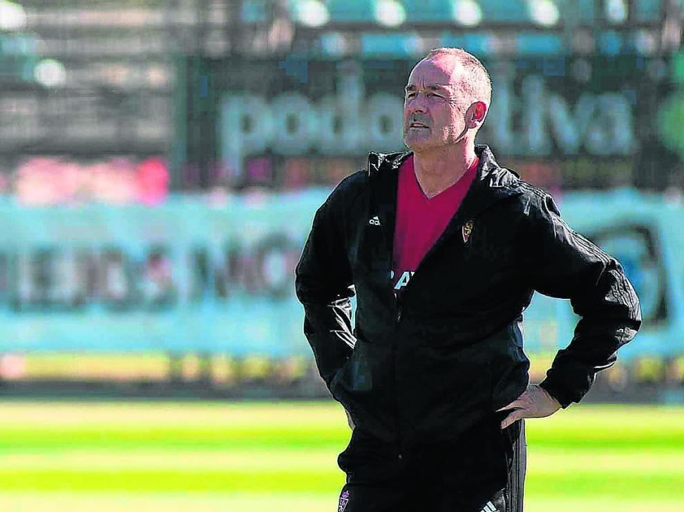 Víctor Fernández, pensativo, durante un entrenamiento del Real Zaragoza.