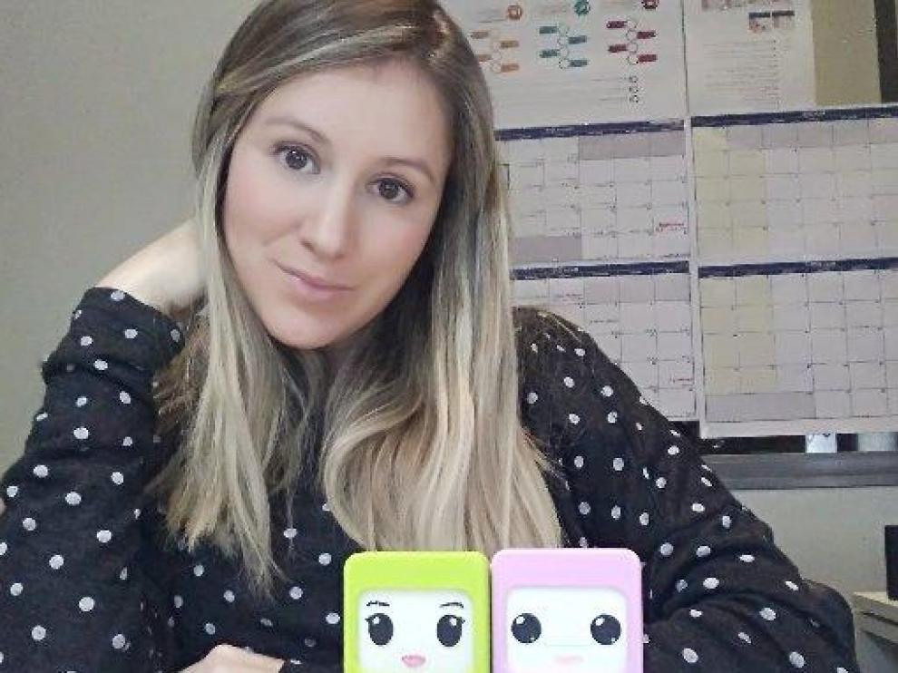 La ingeniera zaragozana Esther Borao con el juego que han diseñado para que los mayores de 3 años aprendana programar