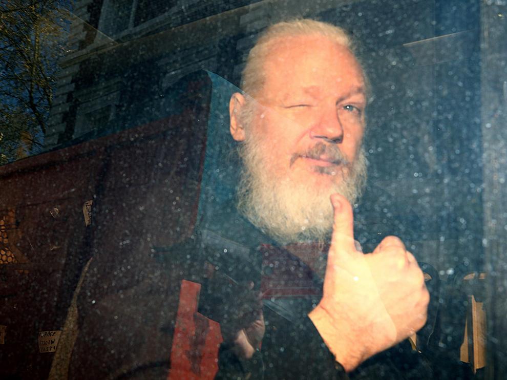 Imagen de Julian Assange tras su arresto en Londres.