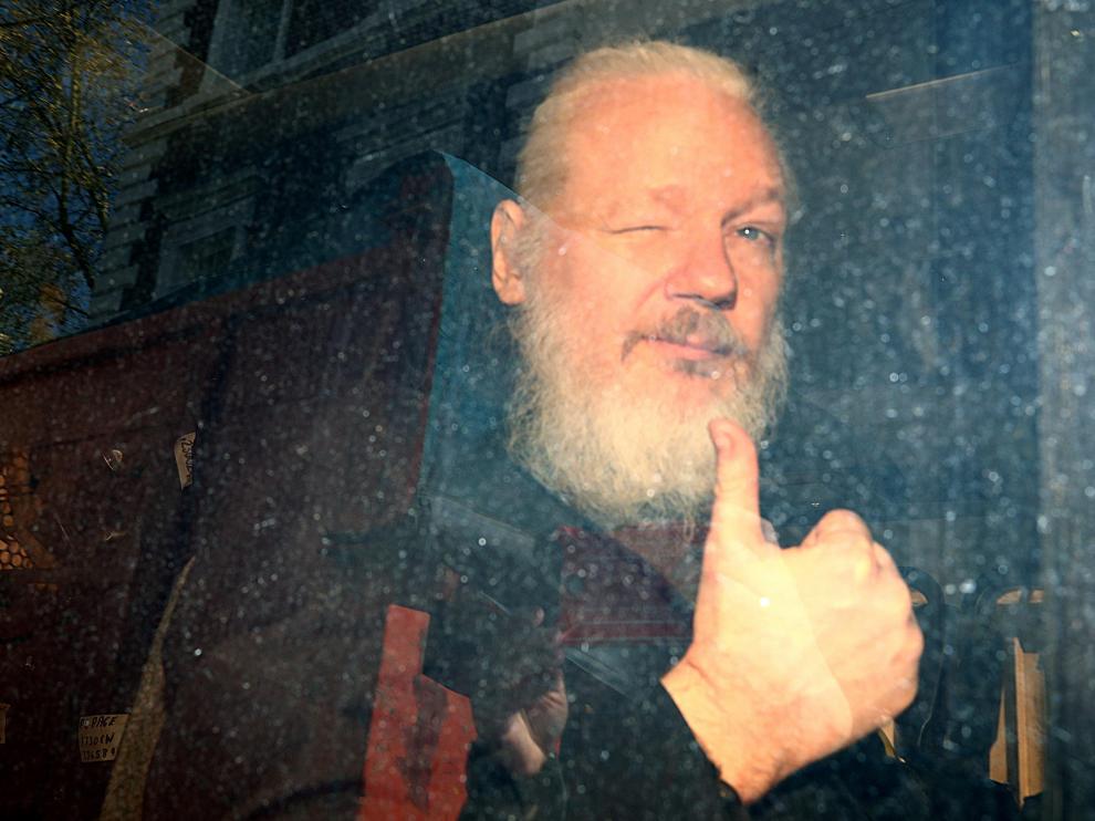 Imagen de Julian Assange tras su arresto en Londres.