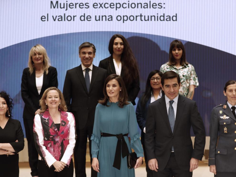La Reina posa para la foto de familia en la sede de la Fundación Microfinanzas BBVA.