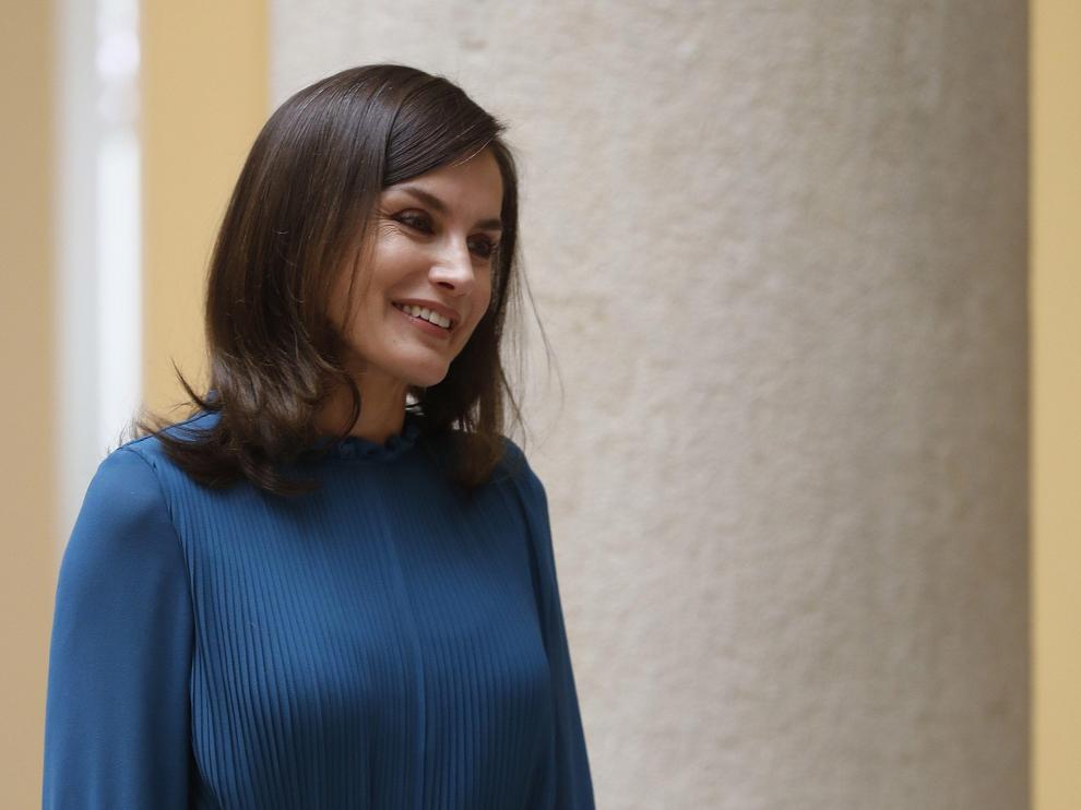 La Reina Letizia luce su atuendo de Zara.