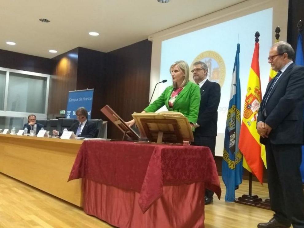 Melania Mur, nueva decana de la Facultad de Empresa y Gestión Pública de Huesca, durante su toma de posesión.