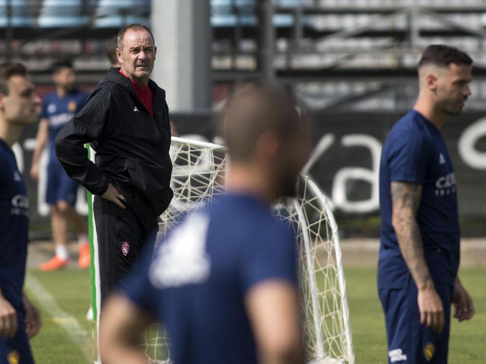 Víctor Fernández, entre los jugadores del Real Zaragoza, en la Ciudad Deportiva en la mañana de este jueves.