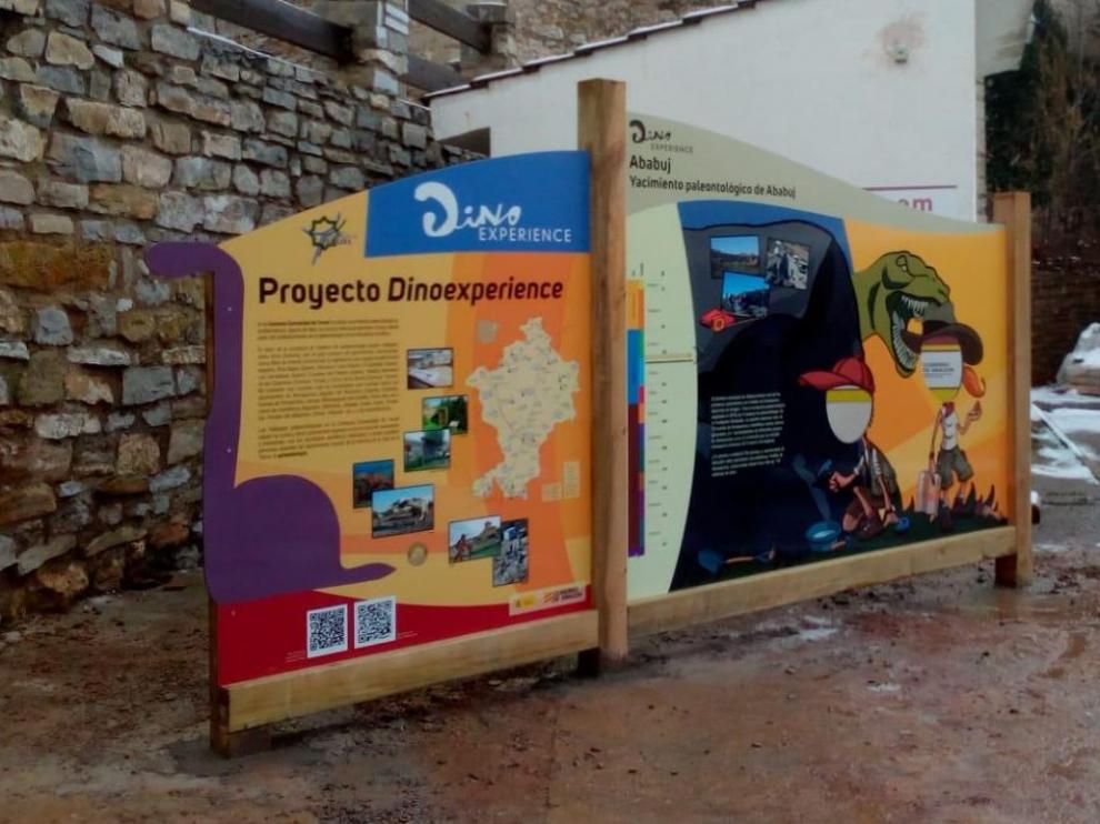 Panel con información paleontológica en Ababuj, uno de los seis que componen la nueva ruta.