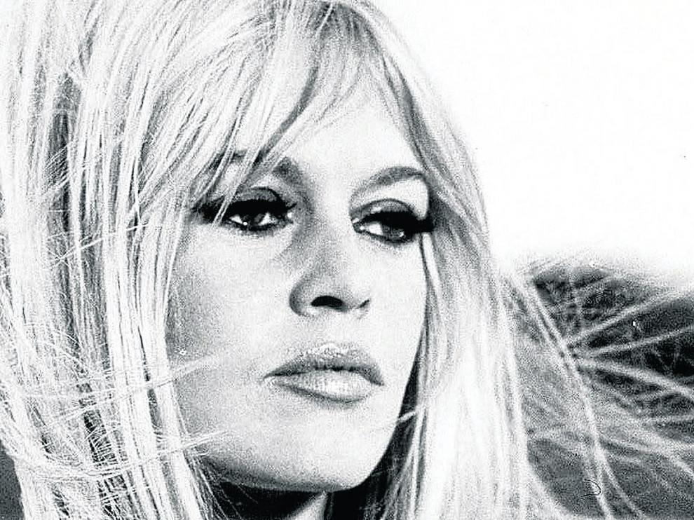 epa000281789 (FILES) File piture taken September 1966 in Scotland, Great Britiain, of French actress Brigitte Bardot. The French actress turned animal rights campaigner is celebrating her 70th birthday on September 28. EFE/epa/DALMAS FRANCE OUT FRANCE BRIGITTE BARDOT