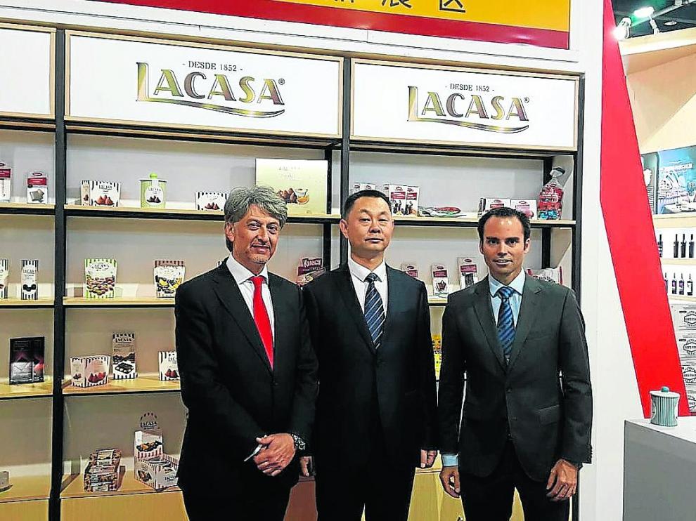 El director general de Chocolates Lacasa, Lucas Lacasa (dcha.) y el gerente de Arex, Fernando Fernández (izda.), en el expositor de Yiwu.