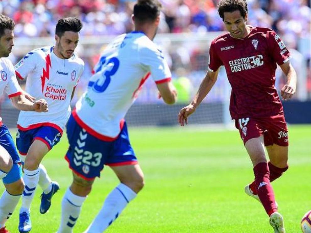 Un lance de juego del Rayo Majadahonda-Córdoba (0-0) de este sábado en el Cerro del Espino de la localidad madrileña.