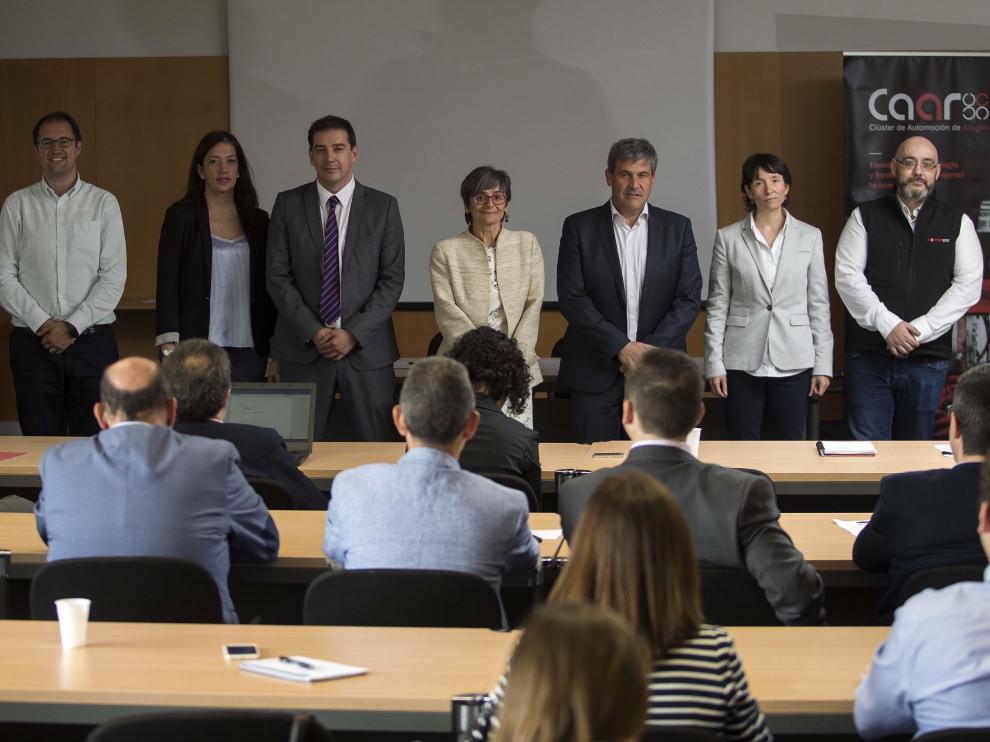 José Ramón Sierra, del CAAR; Luis Jiménez, de 3M; Ana L. Olona, de Centro Zaragoza; Nacho Medrano, de Fujikura; Marisa Miedes, de Valeo; José Luis Latre, de Copo; Sonia Lorente, de Mann-Hummel, y Sergio Boillos, de Converzar, en la jornada ‘Innovación tecnológica para el desarrollo del vehículo eléctrico en Aragón, celebrada en la Escuela de Ingeniería y Arquitectura (EINA) de la Universidad de Zaragoza.