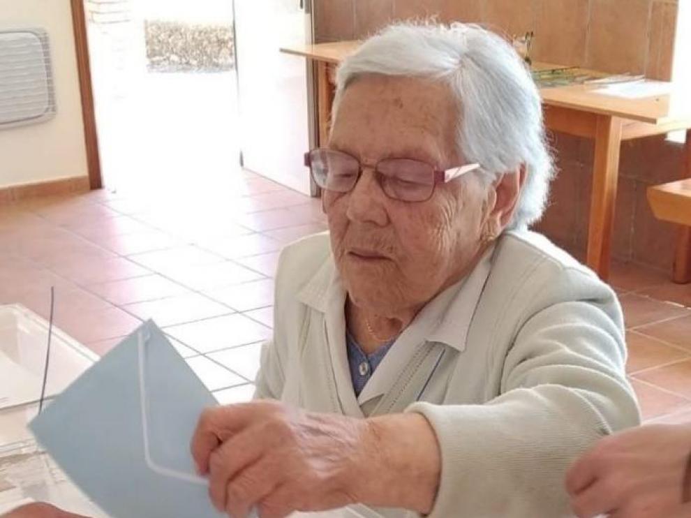 María Dolores García Díaz, conocida como Lola da Pena de Gundivós, acude a votar a sus 105 años.