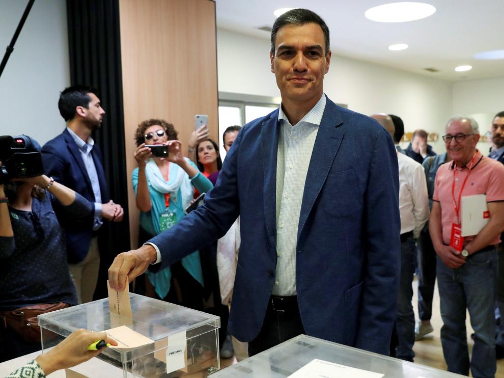 Pedro Sánchez vota en su colegio de Pozuelo de Alarcón.