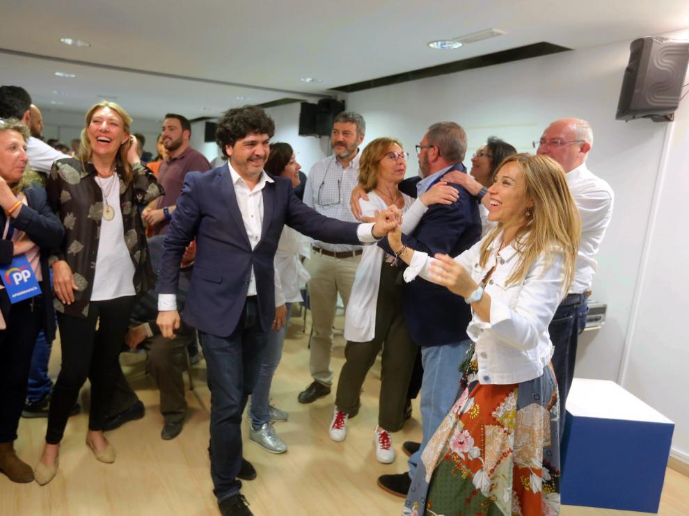Ana Alós bailando en la sede del PP tras el escrutinio de las municipales.