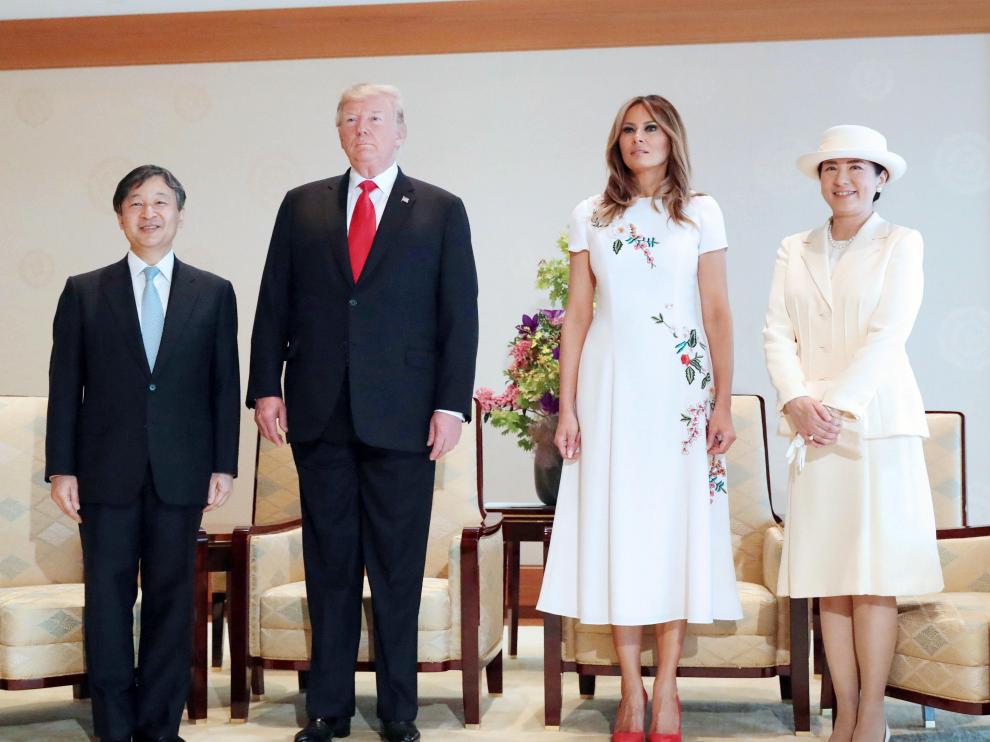 El presidente Donald Trump conoce al nuevo emperador de Japón acompañado de su esposa Melania.