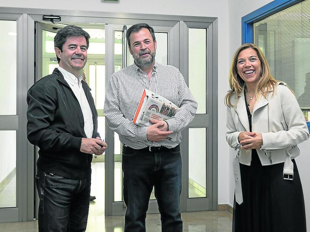 Luis Felipe (PSOE), José Luis Cadena (Cs) y Ana Alós (PP) el lunes ante la redacción de HERALDO.