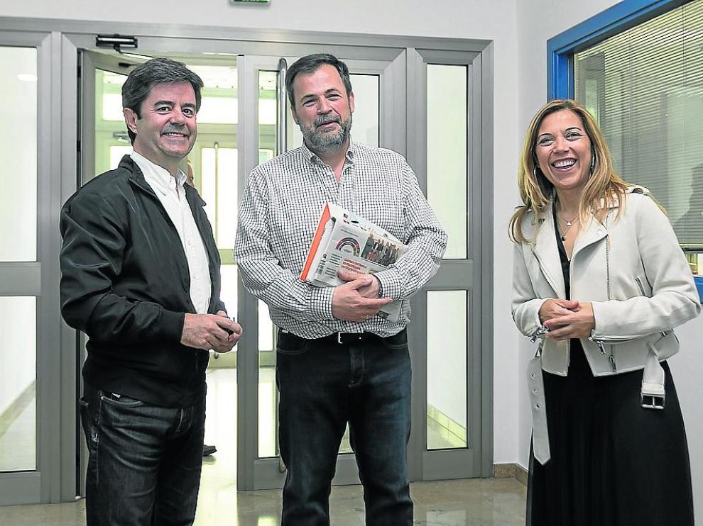 Luis Felipe (PSOE), José Luis Cadena (Cs) y Ana Alós (PP) el lunes ante la redacción de HERALDO.