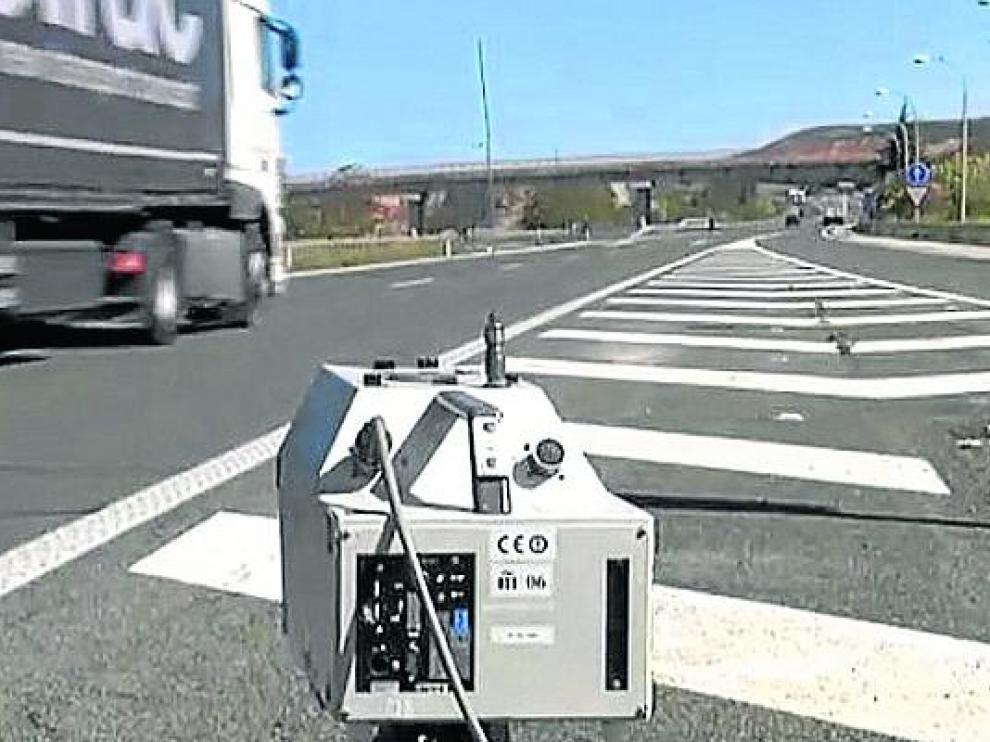 Radares en cascada. Se están probando en Navarra. La Policía Foral coloca un radar visible en la carretera y, varios metros más adelante, camufla un coche con otro cinemómetro. Es este segundo el que ‘caza’ a los conductores que no respetan el límite máximo de seguridad. La experiencia dice que al menos el 10% de ellos acelera nada más sobrepasar un radar cuya situación ha sido anunciada.