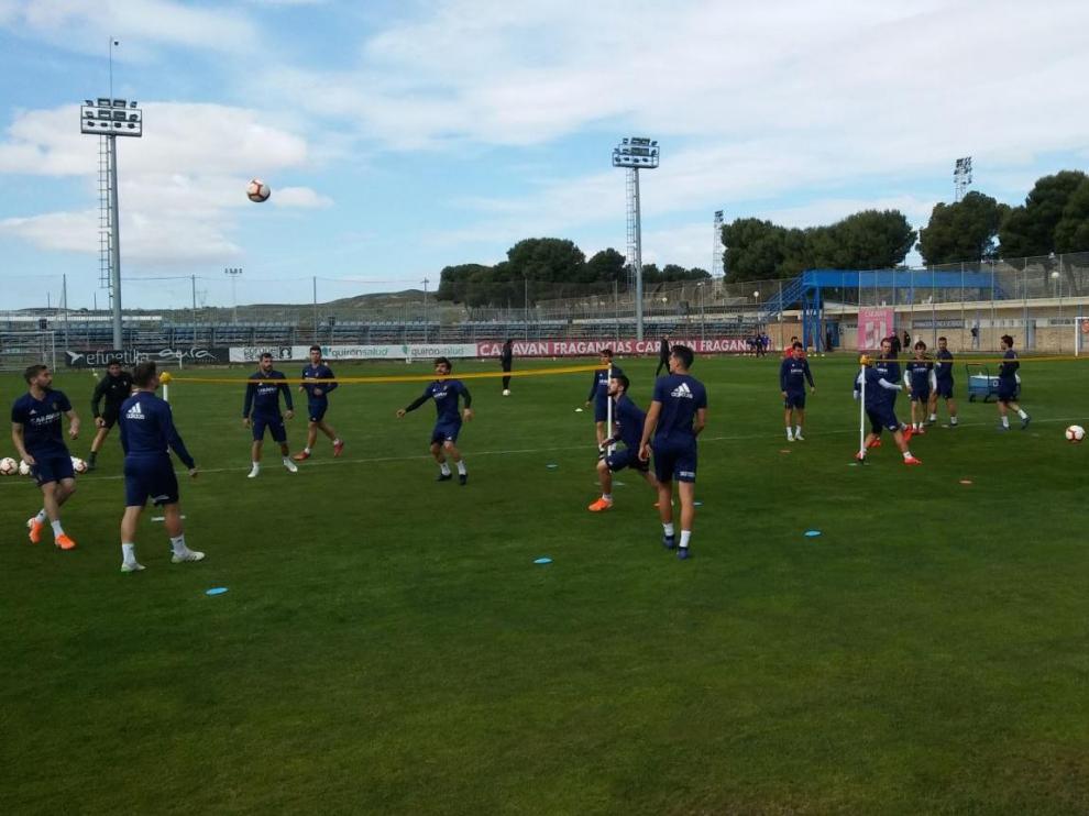 Ejercicios de 'futvoley' al inicio del primer entrenamiento de la semana del Real Zaragoza, este lunes en la Ciudad Deportiva.