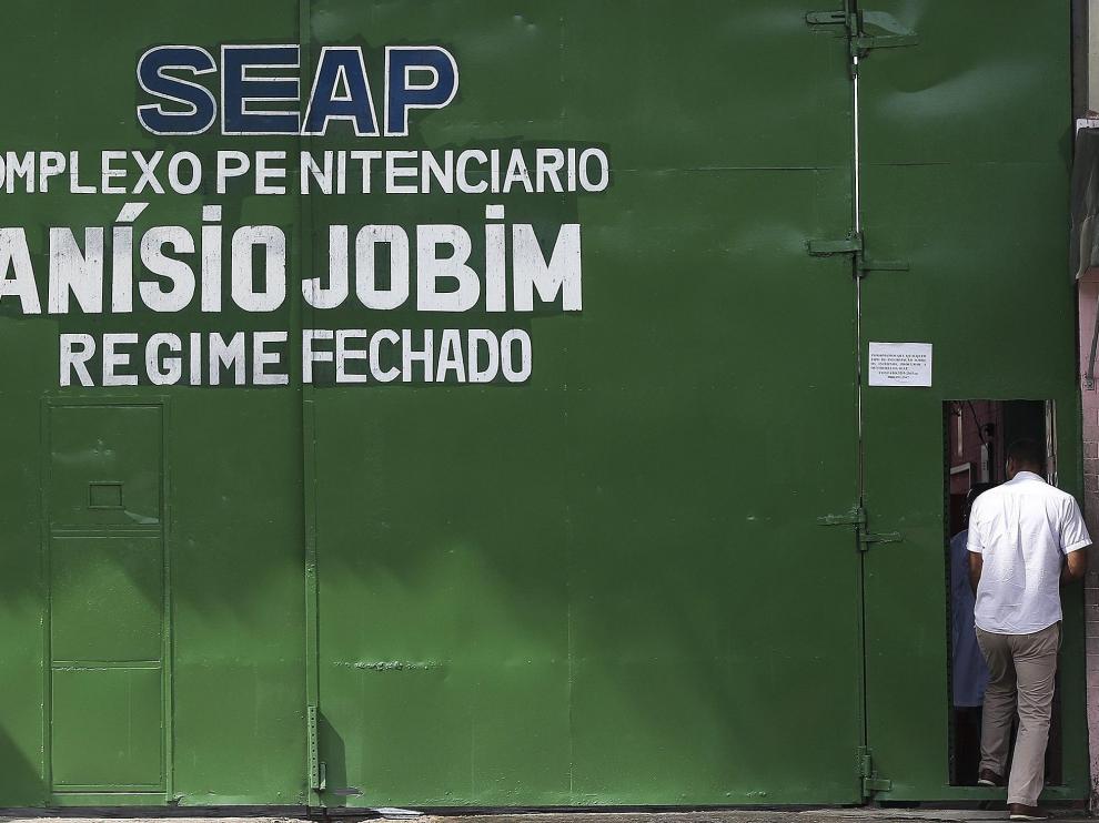 Foto de archivo que muestra a un hombre que entra a una cárcel de Manaus.
