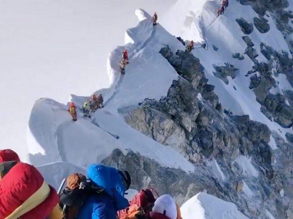 Montañeros descienden del Everest el pasado 23 de mayo.