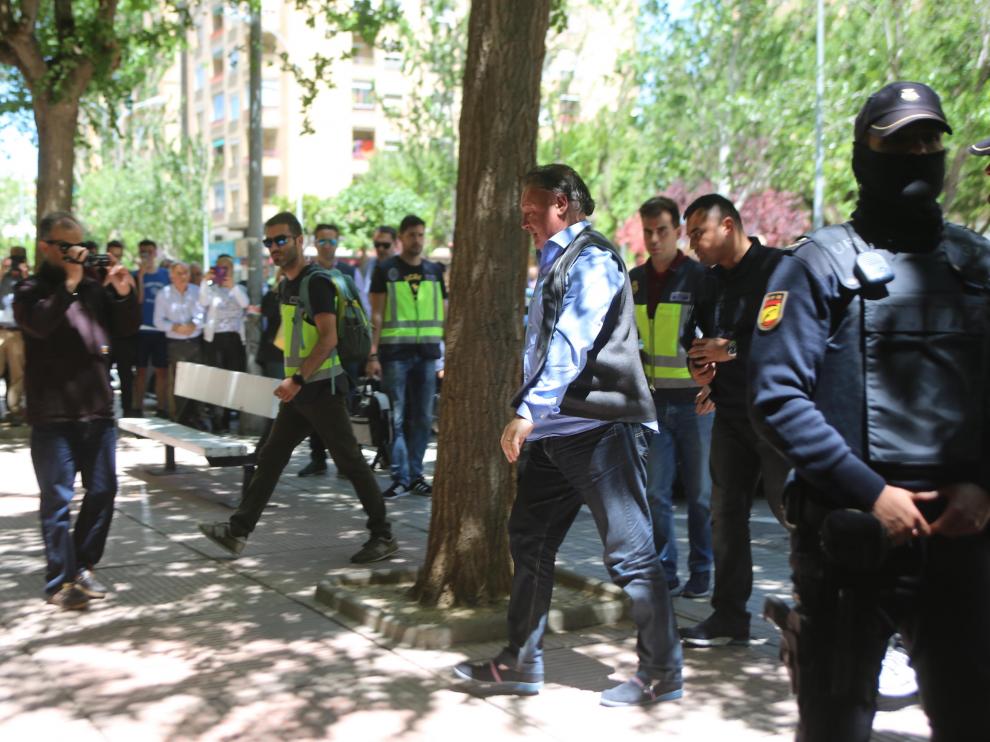 Agustín Lasaosa llegando a las oficinas del club custodiado por la Policía Nacional.
