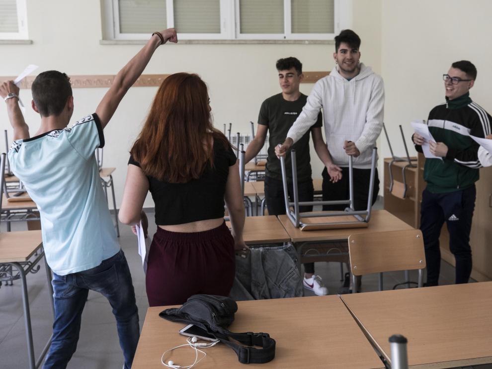 Alumnos de 2º de bachillerato del instituto Miguel Servet reciben las notas finales.