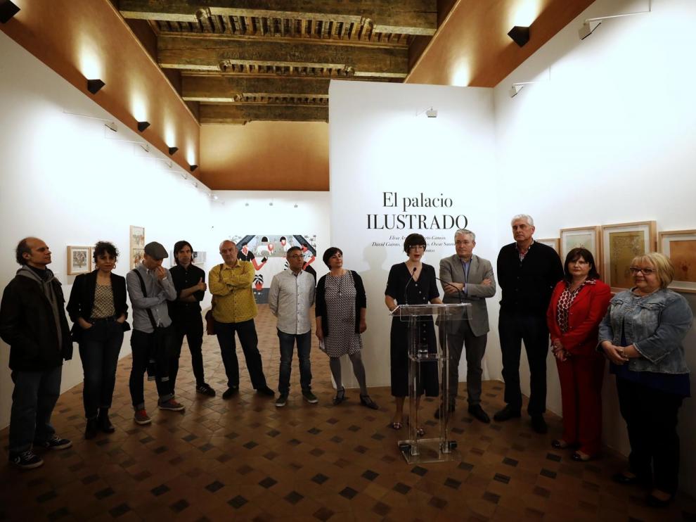 Los ilustradores protagonistas de la muestra, junto a la presidenta de las Cortes, Violeta Barba, en la inauguración de la misma.
