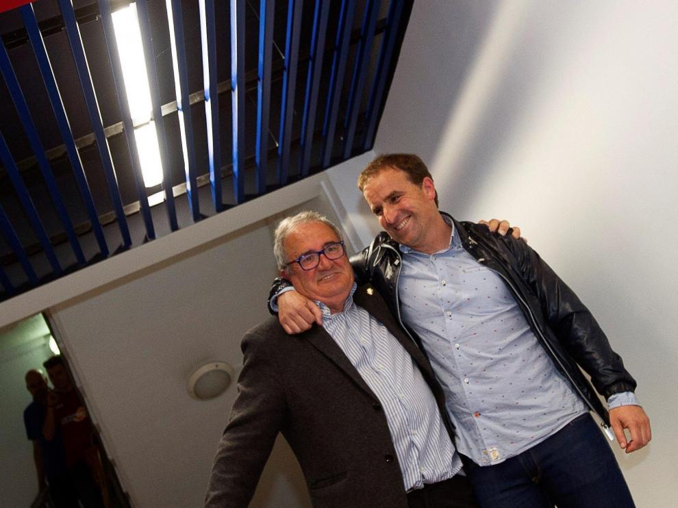 Luis Sabalza (d), junto al entrenador del Osasuna en una imagen de archivo.