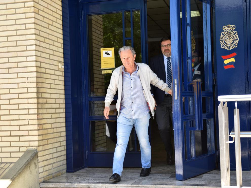 Petón saliendo de la comisaría en Huesca